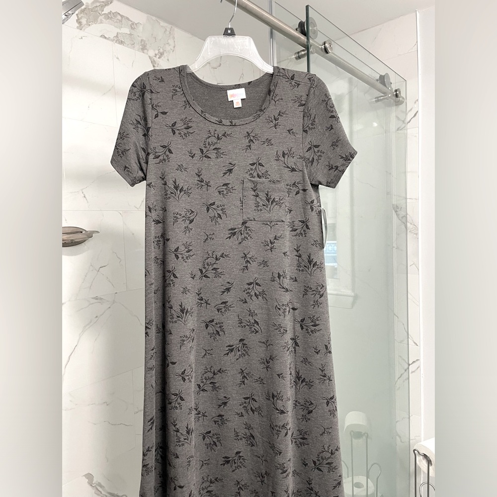 Woman’s lularoe Carly dress